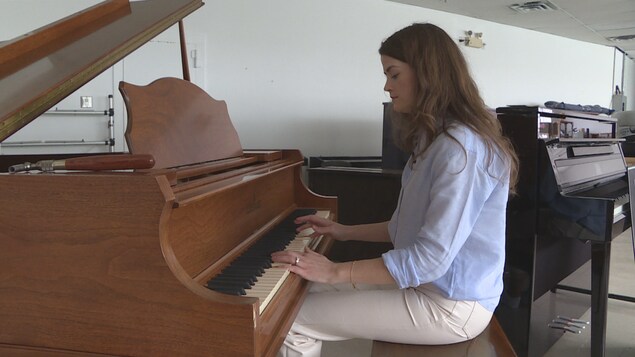 Anna Collis joue du piano, mais elle ne reprendra pas l'entreprise familiale de vente de pianos.