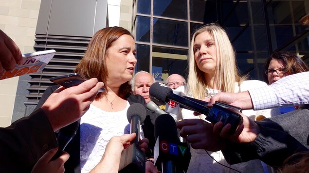 Les épouses des policiers tués, Nadine Larche et Rachel Ross, sont soulagées par la décision du juge Les épouses des policiers tués, Nadine Larche et Rachel Ross, sont soulagées par la décision du juge