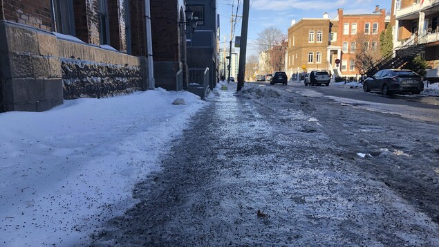 Des trottoirs restent difficilement praticables à Québec