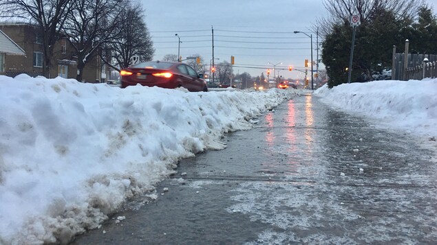 Un trottoir recouvert de glace à Ottawa