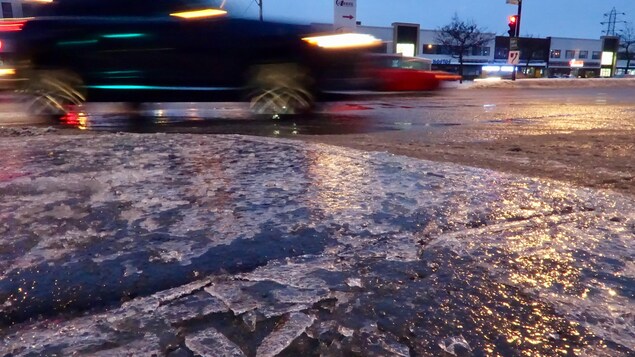 Un trottoir verglacé. Un trottoir verglacé.