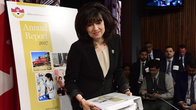 La vérificatrice générale de l'Ontario, Bonnie Lysyk, arrive à la conférence de presse avec un exemplaire de son rapport. La vérificatrice générale de l'Ontario, Bonnie Lysyk, arrive à la conférence de presse avec un exemplaire de son rapport.