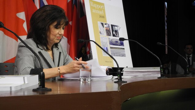 Photo de la vérificatrice générale de l'Ontario Bonnie Lysyk qui présente son rapport annuel 2016 à la presse. Photo de la vérificatrice générale de l'Ontario Bonnie Lysyk qui présente son rapport annuel 2016 à la presse.