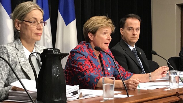 La vérificatrice générale du Québec, Guylaine Leclerc (au centre), valide les prévisions financières du gouvernement sortant. La vérificatrice générale du Québec, Guylaine Leclerc (au centre), valide les prévisions financières du gouvernement sortant.