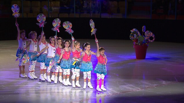 Des patineuses du Club de patinage artistique de Sept-Îles en costumes colorés présentent une chorégraphie. Des patineuses du Club de patinage artistique de Sept-Îles en costumes colorés présentent une chorégraphie.