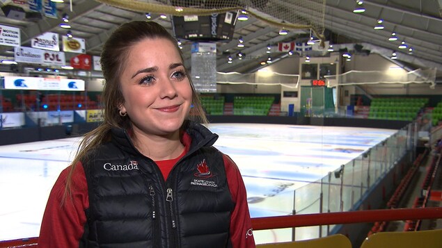 La patineuse Véronik Mallet accorde une entrevue à Radio-Canada. La patineuse Véronik Mallet accorde une entrevue à Radio-Canada.