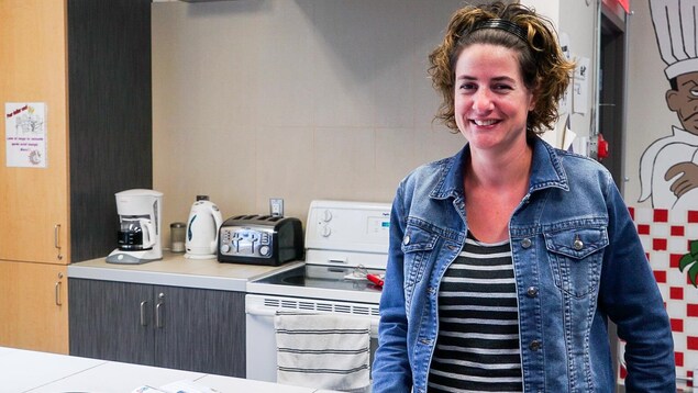 Véronique Girard, directrice général du Squat Basse-Ville, à Québec, pose dans la cuisine de l'organisme Véronique Girard, directrice général du Squat Basse-Ville, à Québec, pose dans la cuisine de l'organisme