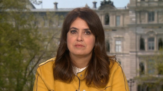 Mme Hivon regardant la camera lors de son passage au Téléjournal 18h.