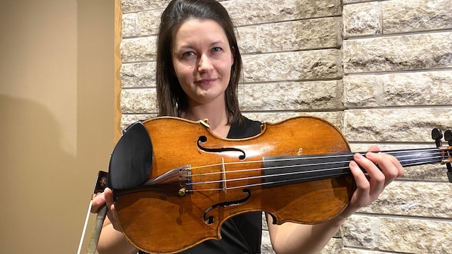 La violoniste Véronique Mathieu, professeure associée de violon et titulaire de la Chaire David Kaplan en musique, tient un violon Amati remontant à l'année 1627.