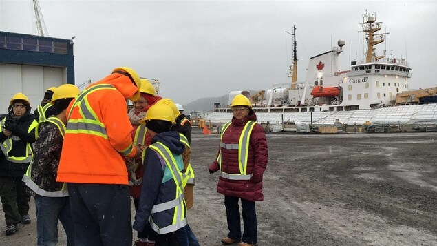 Visiteurs au chantier maritime Verreault des Méchins. Visiteurs au chantier maritime Verreault des Méchins.