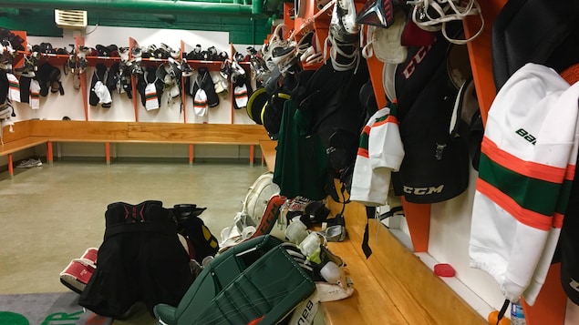 Vestiaire vide, avec les équipements des joueurs Vestiaire vide, avec les équipements des joueurs