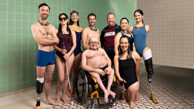 Des personnes présentant différents handicaps physiques posent en maillot de bain. 
