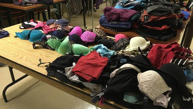 Des vêtements sur des tables chez Divergenres