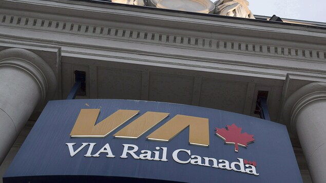 Le logo de VIA Rail devant une station ferroviaire à Halifax.