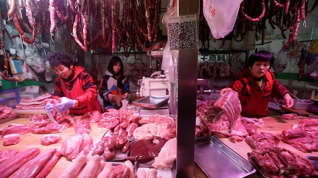 Des femmes préparent de la viande dans une boucherie de Pékin, en Chine. Des femmes préparent de la viande dans une boucherie de Pékin, en Chine.