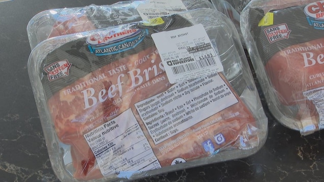 De la viande emballée dans des barquettes en plastique.