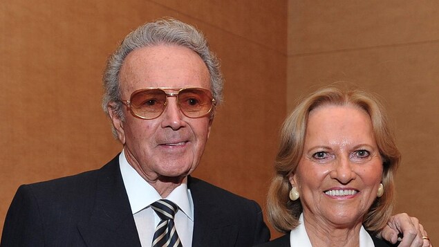 Le crooner Vic Damone en compagnie de sa femme Rena Rowan Le crooner Vic Damone en compagnie de sa femme Rena Rowan