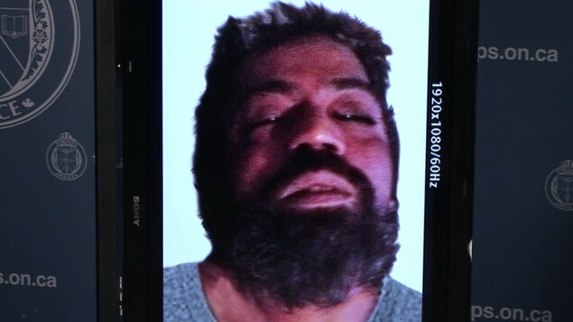 Photo du cadavre d'un homme barbu. Photo du cadavre d'un homme barbu.