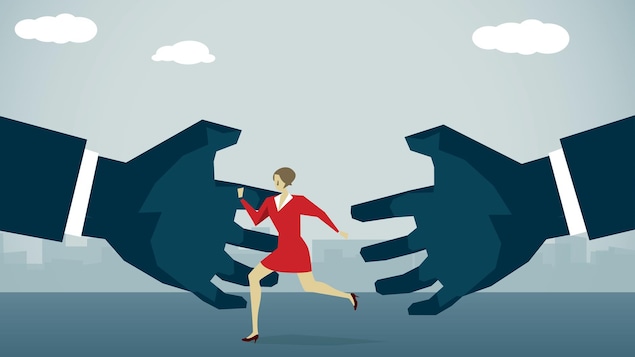 Illustration d'une femme tentant d'échapper à deux mains géantes.