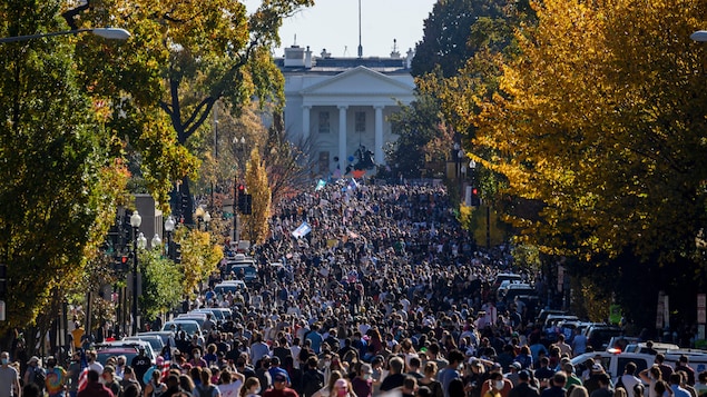 Une foule devant la Maison-Blanche