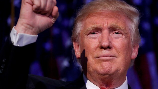 Donald Trump fait le signe de la victoire