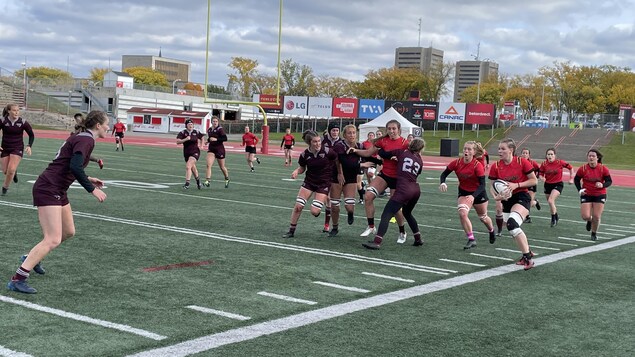 Les joueuses de rugby du Rouge et Or invaincues pour une 3e saison de suite