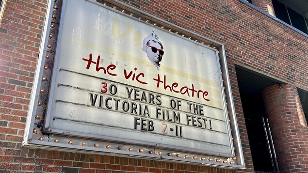 Une affiche annonçant les dates du festival du film de Victoria à l’extérieur du Vic theatre.