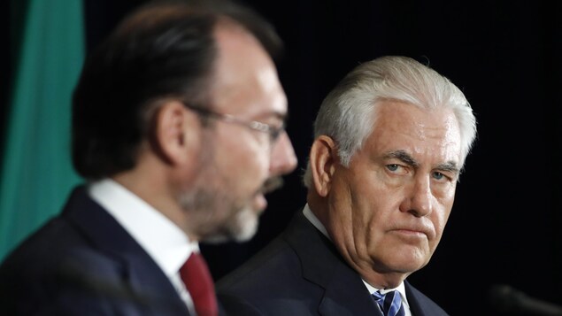Le secrétaire d’État américain Rex Tillerson écoute le ministre mexicain des Affaires étrangères Luis Videgaray jeudi le 18 mai 2017 à Washington. Le secrétaire d’État américain Rex Tillerson écoute le ministre mexicain des Affaires étrangères Luis Videgaray jeudi le 18 mai 2017 à Washington.