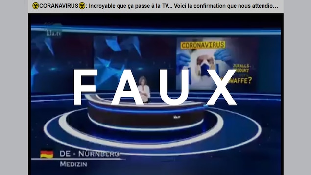 Une présentatrice sur ce qui semble être un plateau de télévision.