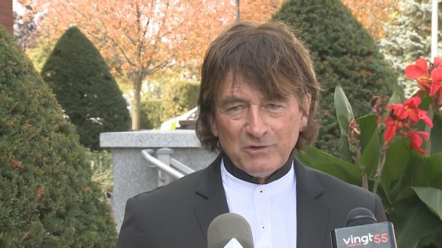 Alain Carrier lors d'une entrevue.