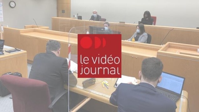 Des gens masqués dans une salle d'audience.