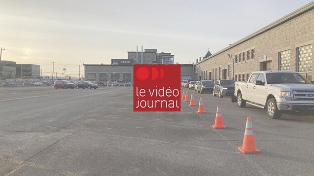 Des véhicules font la file pour obtenir un coupon pour la vaccination sans rendez-vous.