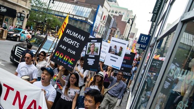 Les manifestants crient sur la rue Sainte-Catherine à Montréal lors de la première marche organisée par Vietnamplify, le 20 août 2017. Les manifestants crient sur la rue Sainte-Catherine à Montréal lors de la première marche organisée par Vietnamplify, le 20 août 2017.