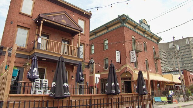 Des façades de restaurants par temps gris.