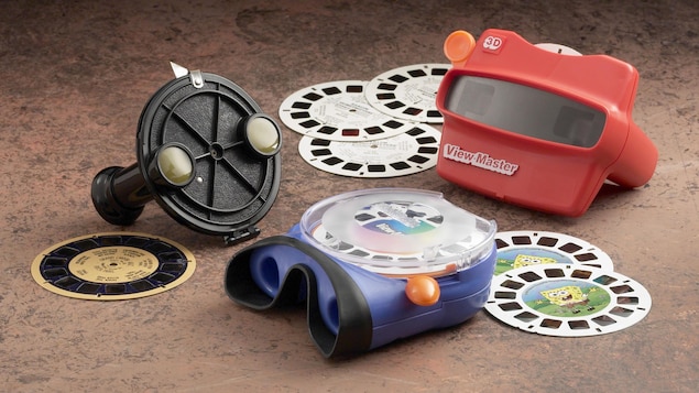 Des View-Master de trois générations qui reposent sur une surface. Des View-Master de trois générations qui reposent sur une surface.