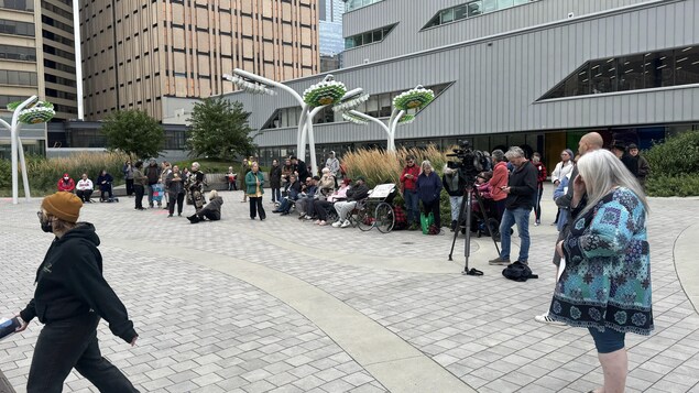 Des personnes assistent à une vigile à Edmonton à la mémoire de Bruce Arthur Johnson, une personne handicapée qui s'est suicidée.