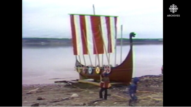 bateau d'inspiration drakkar viking sur les rives du Lac Saint-Jean.