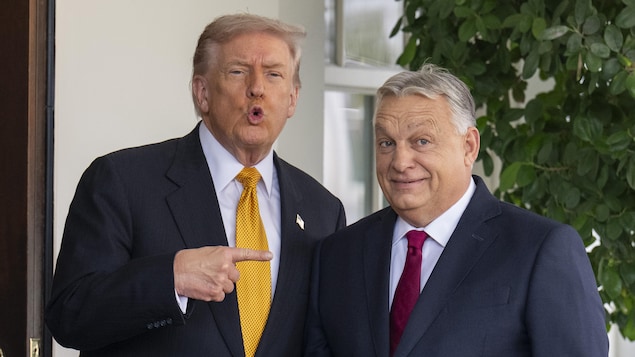  Donald Trump pointe Victor Orbán.