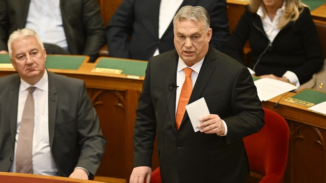 Viktor Orban debout, en Chambre, s'adresse à des élus attentifs.