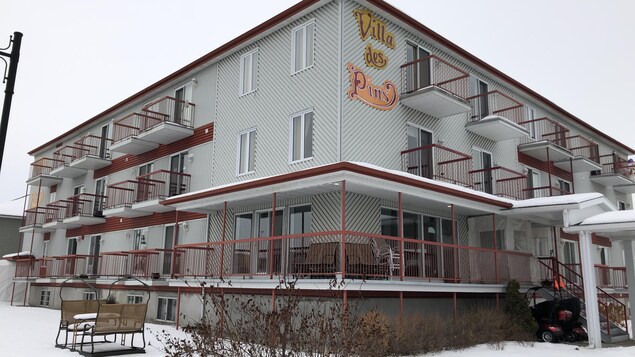 La façade de la Villa des Pins en hiver.