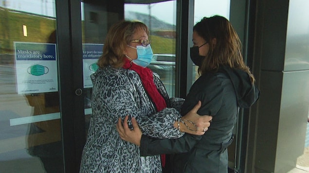 Réa Bérubé et Denise Savage se tiennent dans les bras l'un de l'autre.