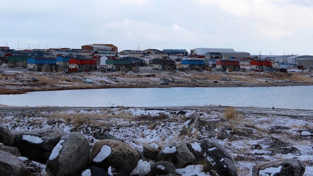 De petites maisons colorées sur la rive
