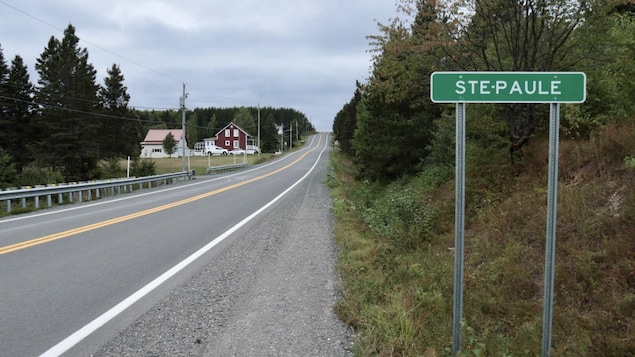 Une pancarte sur le côté de la route porte le nom du village de Sainte-Paule.