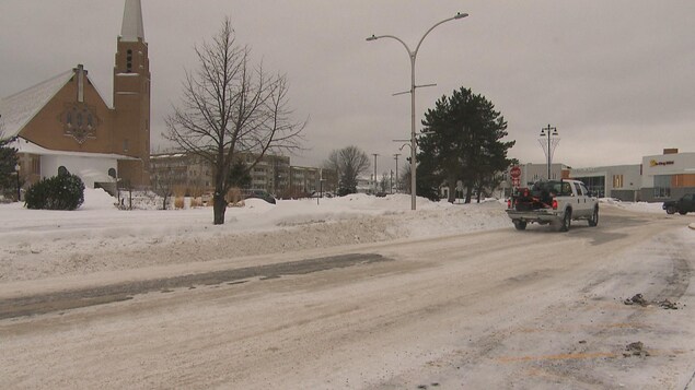 Une camionnette circule sur la chaussée enneigée à Dolbeau-Mistassini.