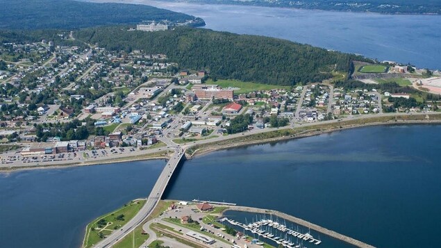 Vue aérienne de la ville de Gaspé en été.