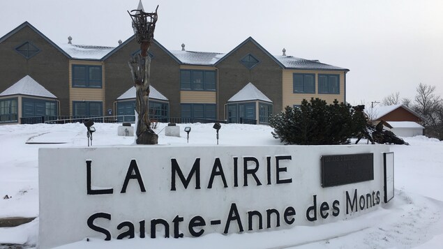 Hôtel de ville de Sainte-Anne-des-Monts sous la neige.