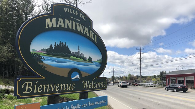 Une affiche sur laquelle on peut lire « À Maniwaki, la famille c'est dans ma nature » accueille les visiteurs à l'entrée de la municipalité.