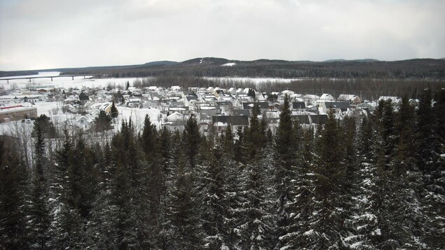 La ville de Matagami, dans le Nord-du-Québec, avec une forêt de conifères en avant-plan. 