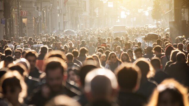 De nombreux piétons marchent dans la ville.