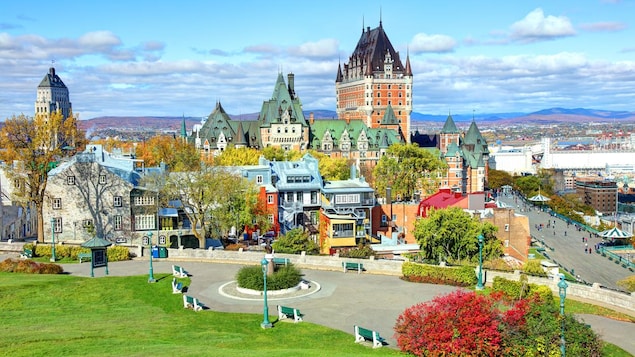 Le Vieux-Québec est un quartier historique de la ville de Québec, la première destination de vacances des québécois pour l'été 2019. La photo montre une vue panoramique du Vieux-Québec.